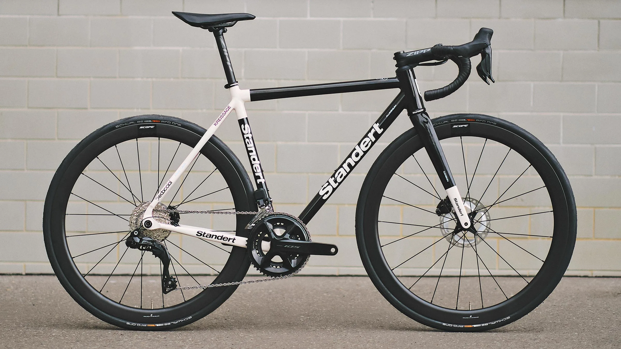 2024 Standert Kreissäge affordable integrated aluminum alloy road bike in Black & White, complete